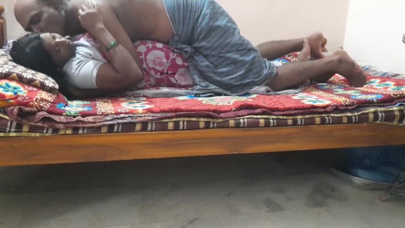 美丽的哥在纱丽中有色情印度浪漫性爱视频