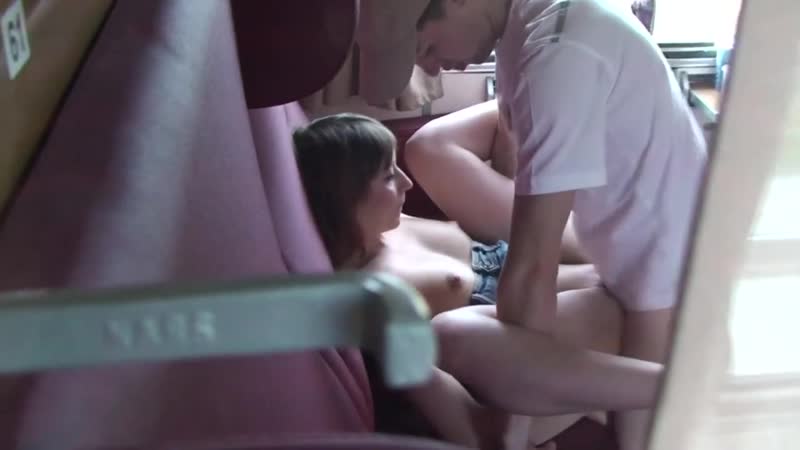 Giovane compagno di viaggio scopa mia moglie sul treno